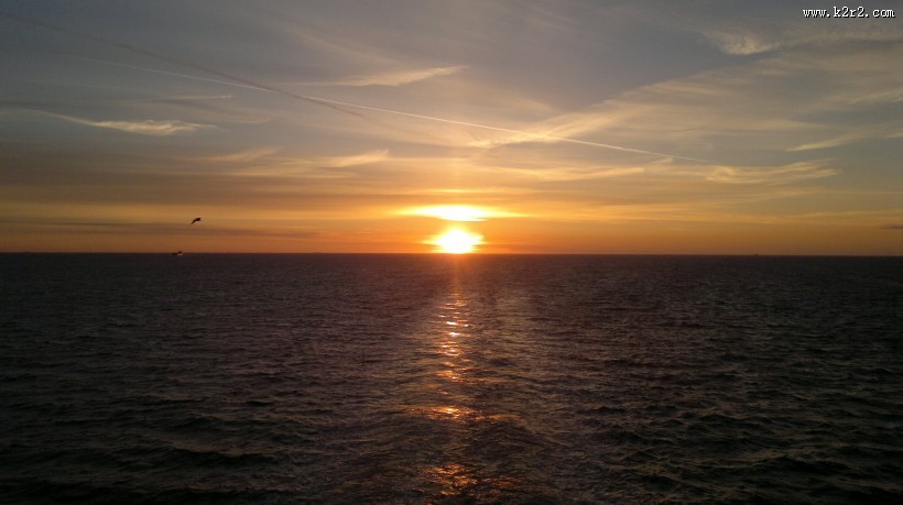 阳光洒在水面上的图片