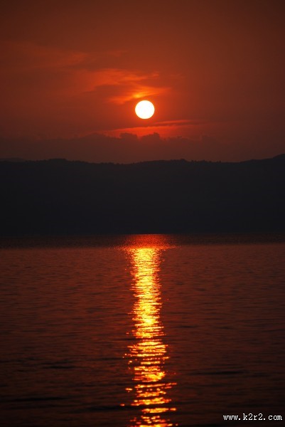 阳光洒在水面上的图片