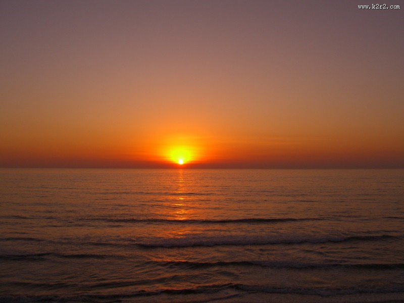 阳光洒在水面上的图片