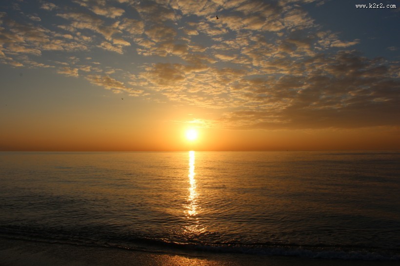 阳光洒在水面上的图片