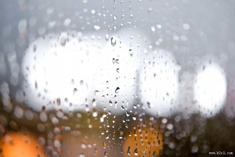 玻璃上的水珠图片