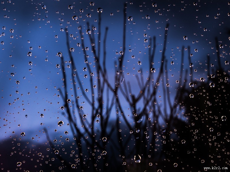 玻璃上的水珠图片