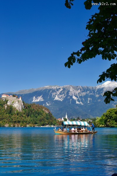 碧蓝的湖泊图片