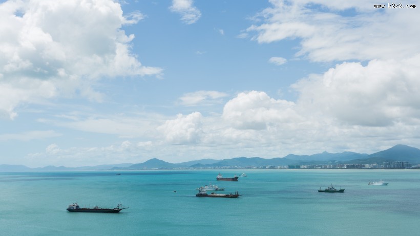 蓝天白云草地美丽风景图片