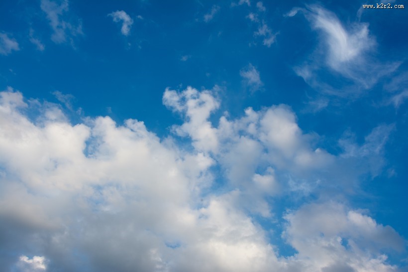 蓝天白云草地美丽风景图片