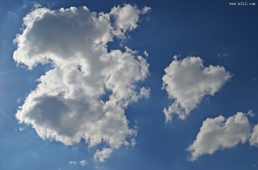 蓝天白云草地美丽风景图片