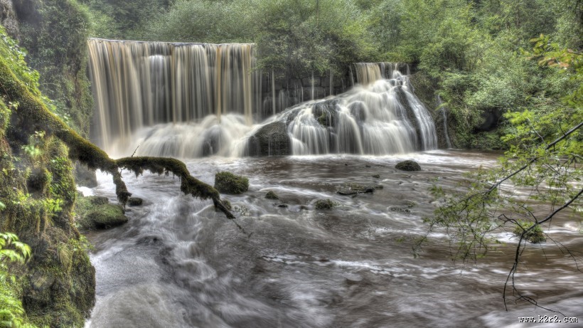 唯美的山间瀑布自然风景图片