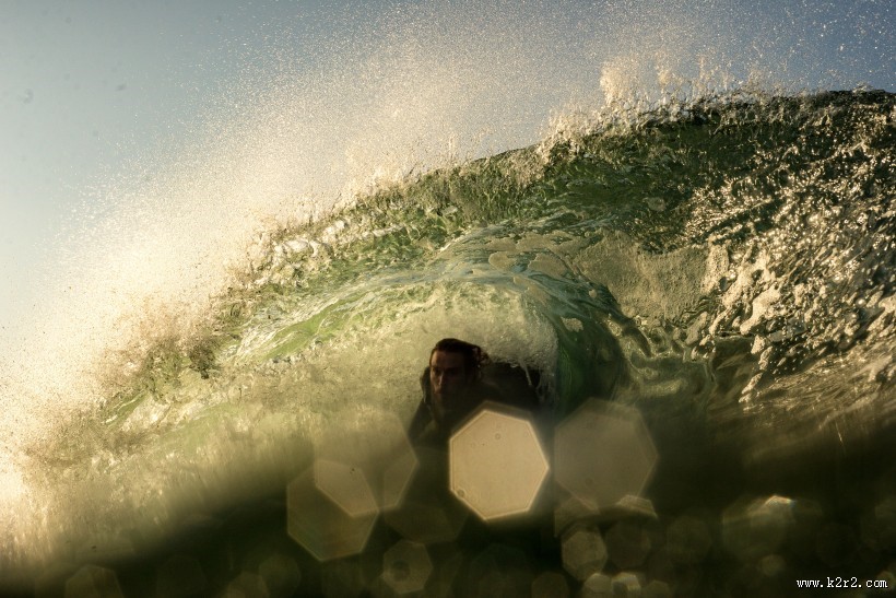卷起的海浪图片