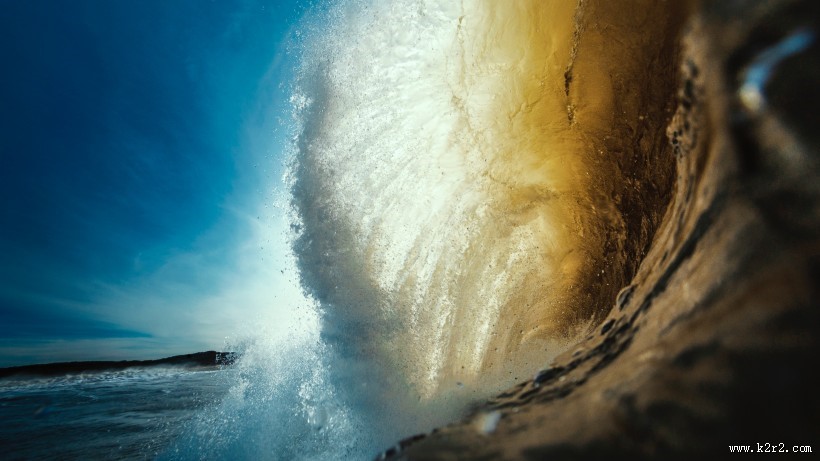 卷起的海浪图片