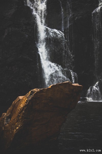 飞流直下的瀑布图片