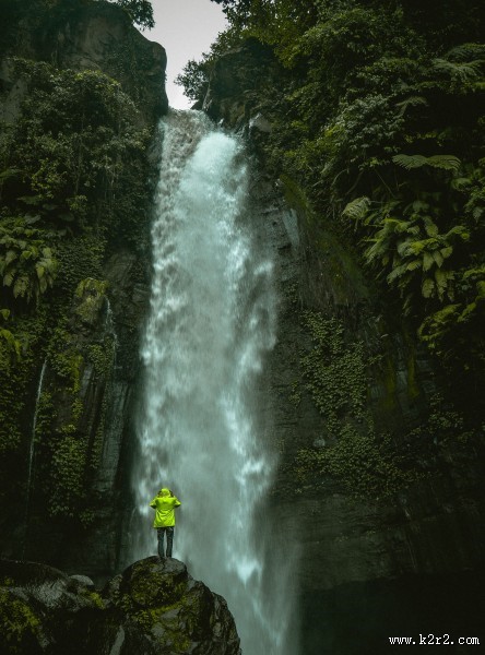 飞流直下的瀑布图片