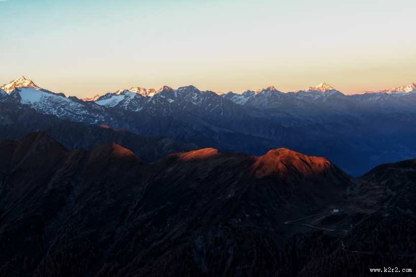 连绵不断的山峦图片
