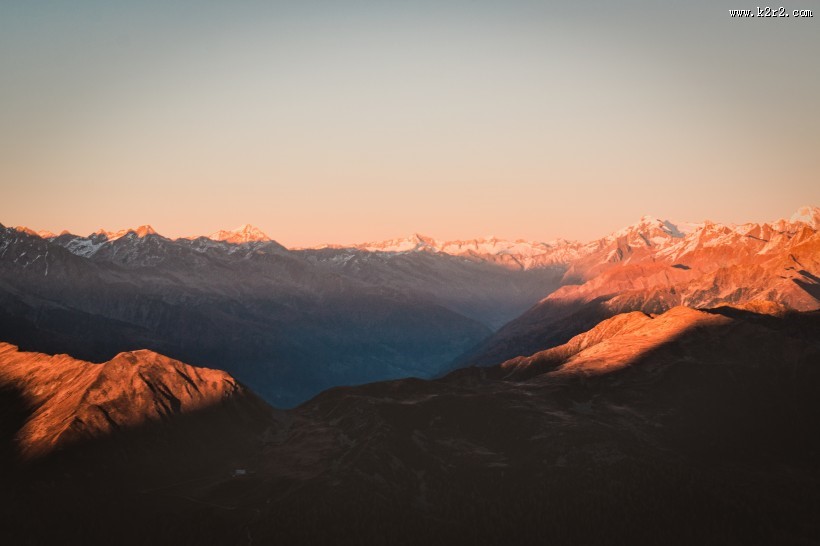 连绵不断的山峦图片