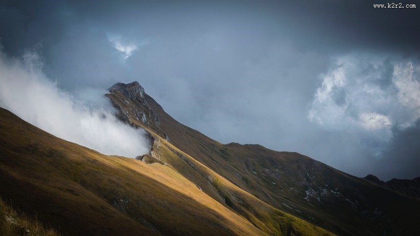 陡峭的山峰图片