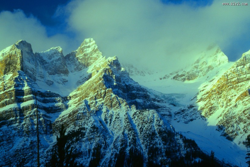 峻峭的雪山图片