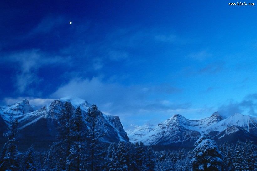 峻峭的雪山图片