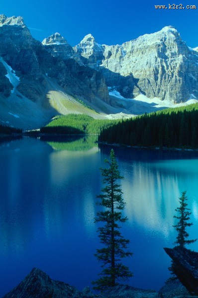 峻峭的雪山图片