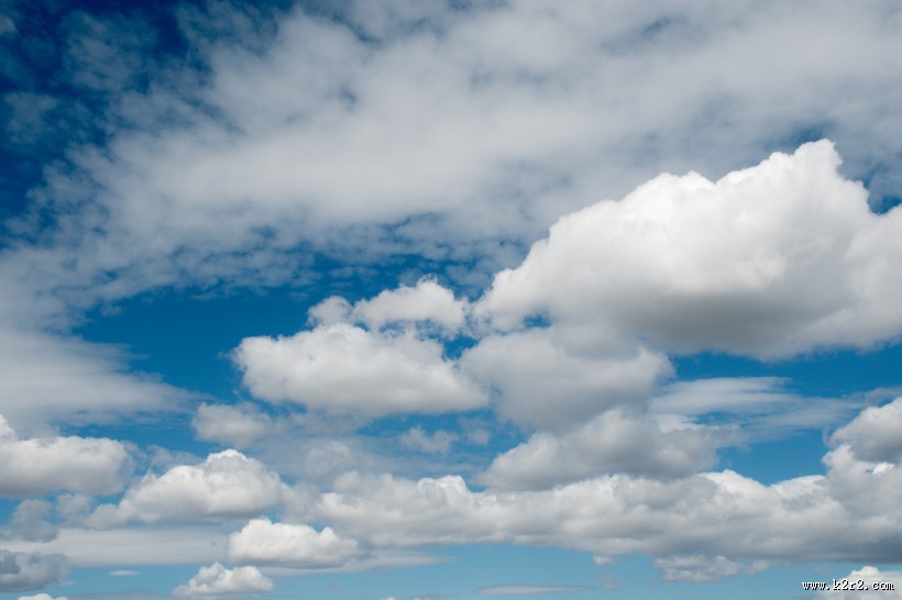 明朗的蓝天白云图片