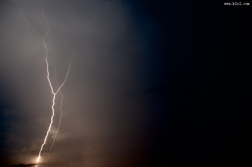 夜晚城市中的闪电图片