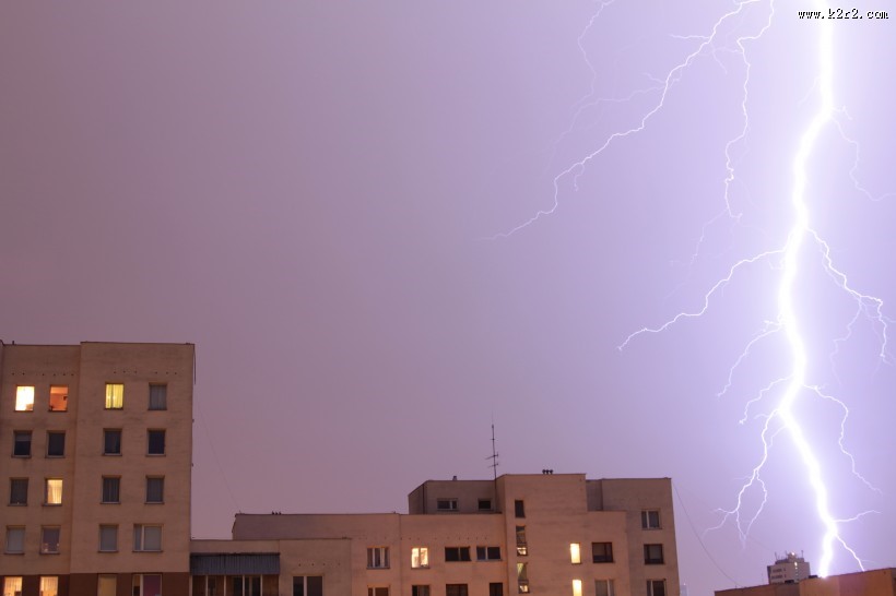 夜晚城市中的闪电图片