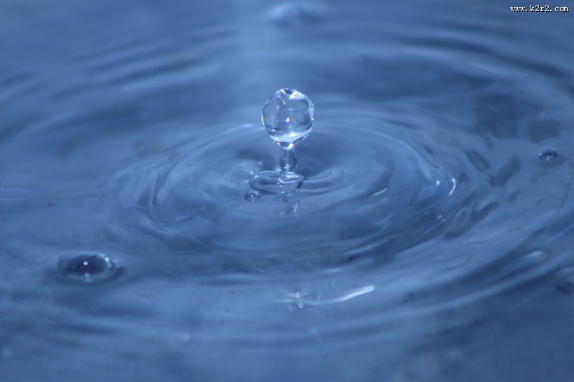 水滴入水图片