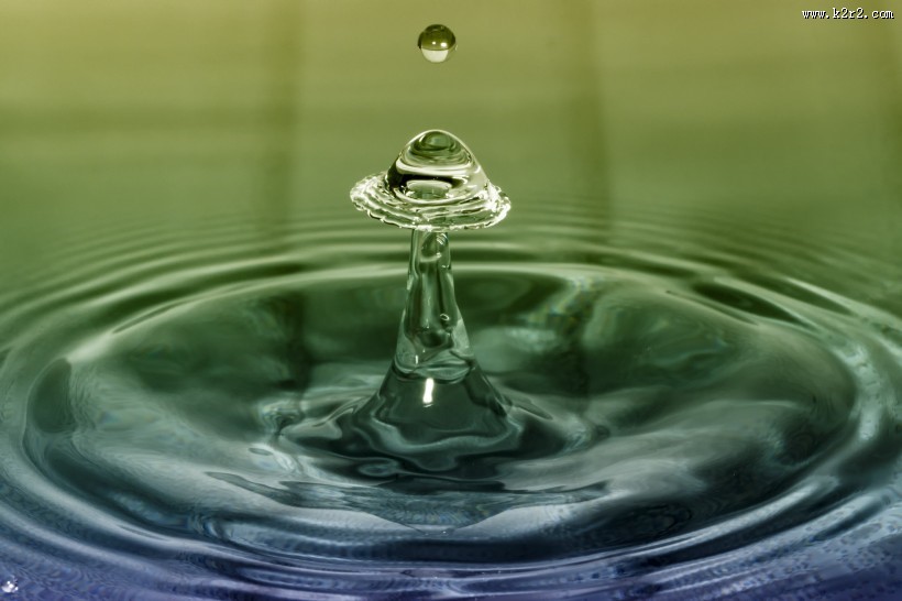 水滴入水图片