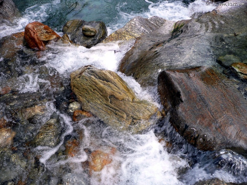 涓涓流淌的溪水图片大全