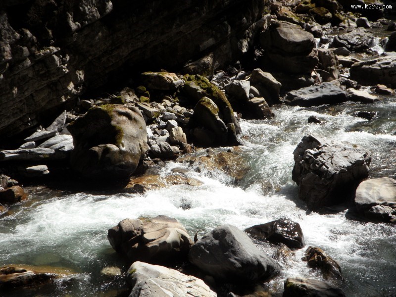 湍急的溪流图片