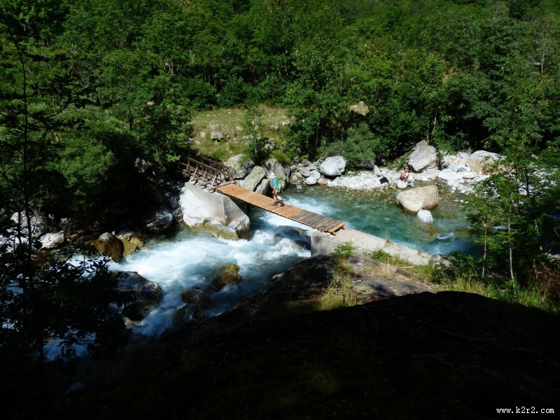 湍急的溪流图片