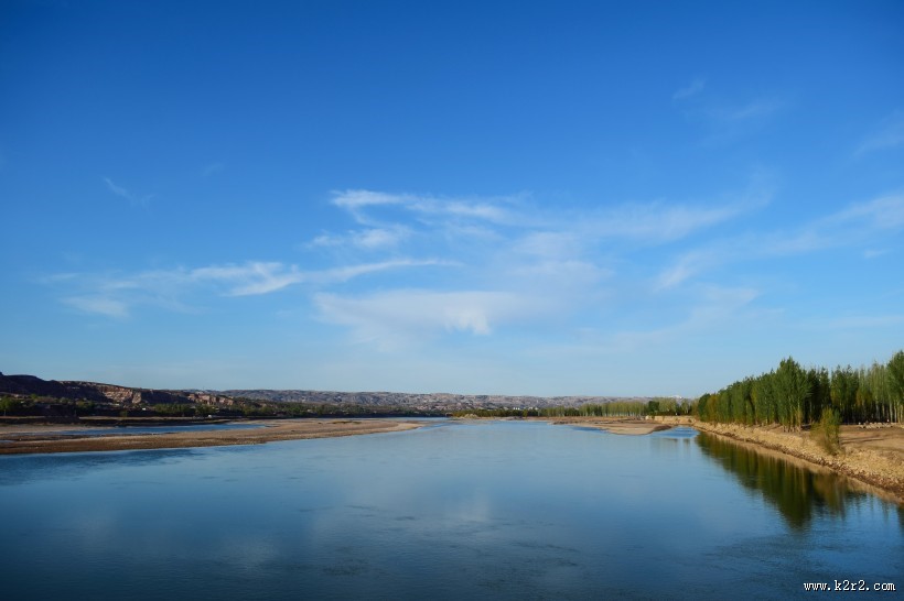 碧蓝的天空和湖水图片大全