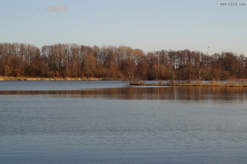 平静的湖面风景图片