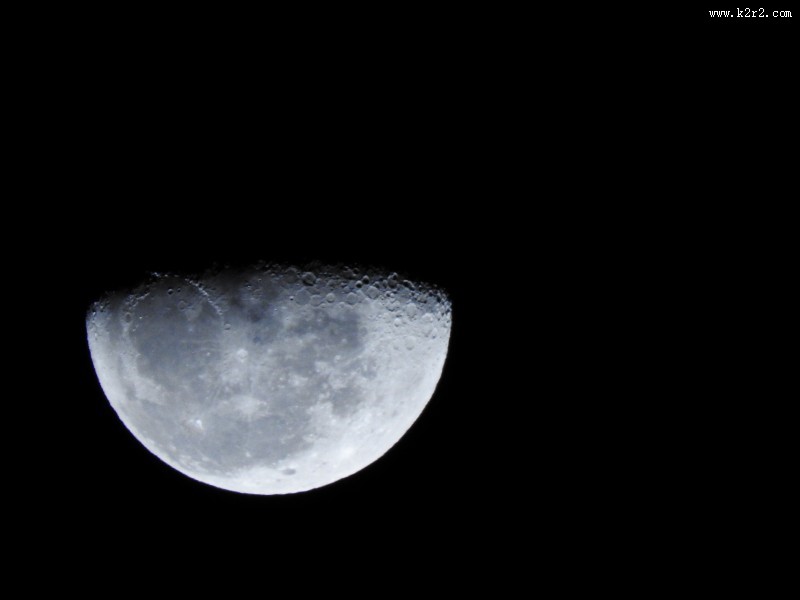 夜空中唯美的月亮图片