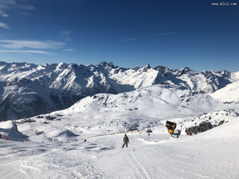安静的雪山滑雪场图片