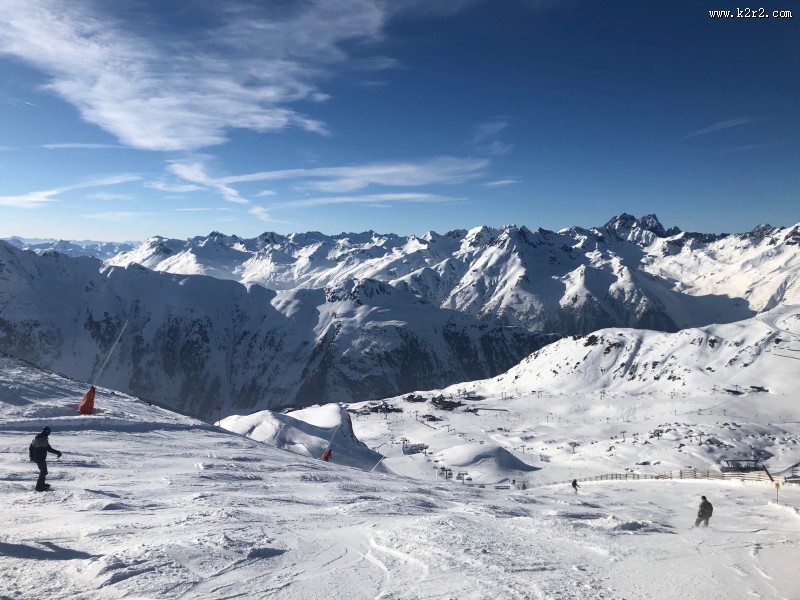 安静的雪山滑雪场图片