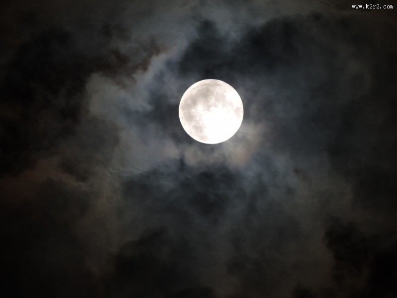 皎洁的月亮图片大全