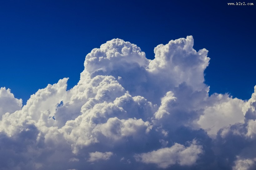 蓝天中的白云图片