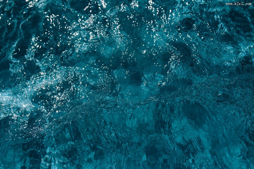 湛蓝清澈的水图片
