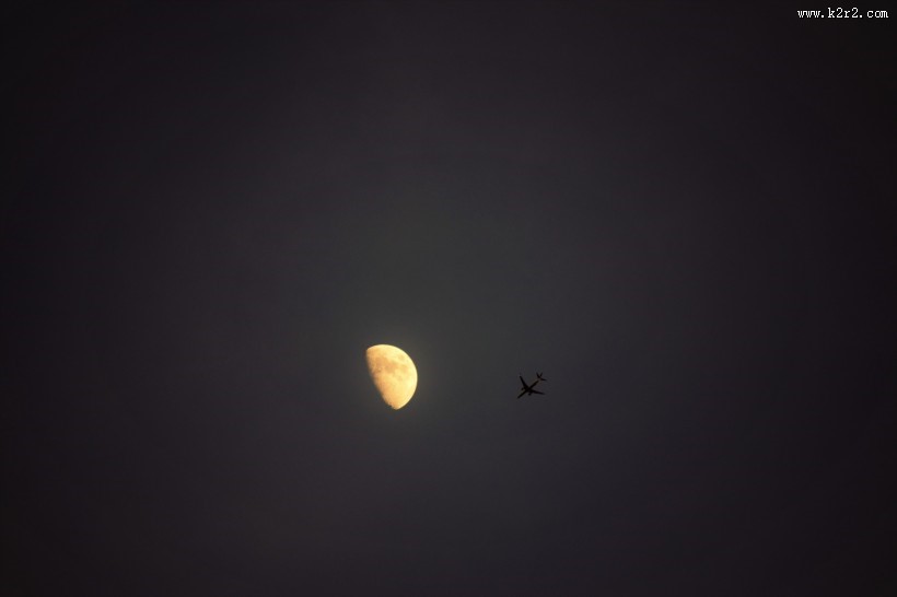 残缺的月亮图片