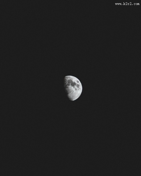 残缺的月亮图片