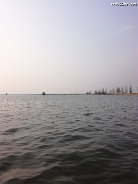 风平浪静的淀山湖图片