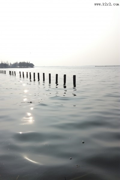 风平浪静的淀山湖图片