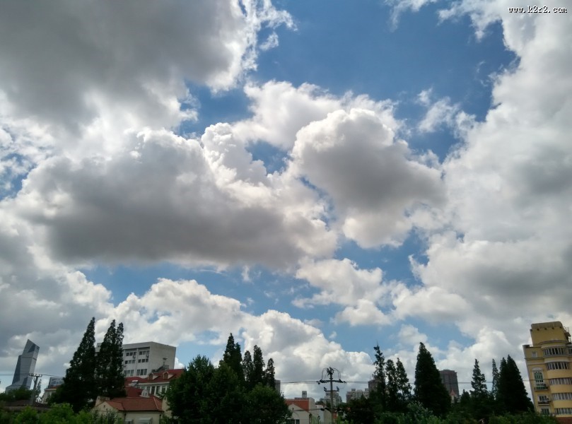 天空中飘动的白云图片