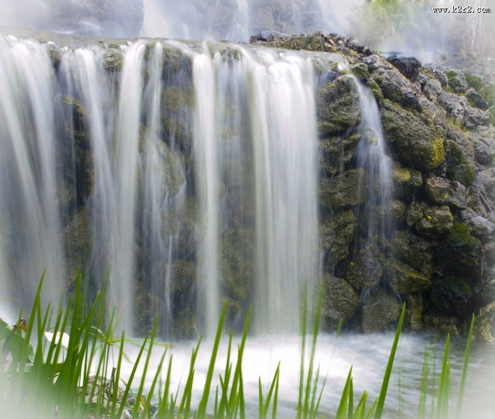山涧中的瀑布图片