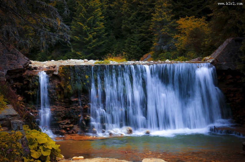 山涧中的瀑布图片