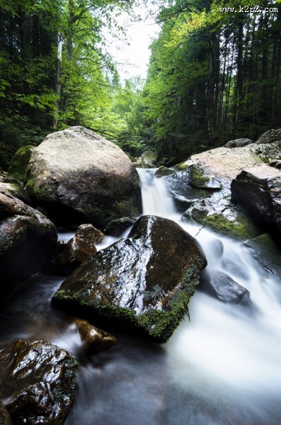 涓涓流淌的溪水图片
