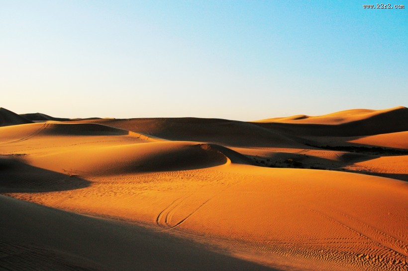 广阔的沙漠风景图片