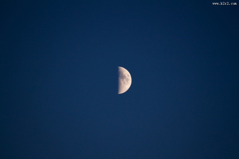 一轮残月图片