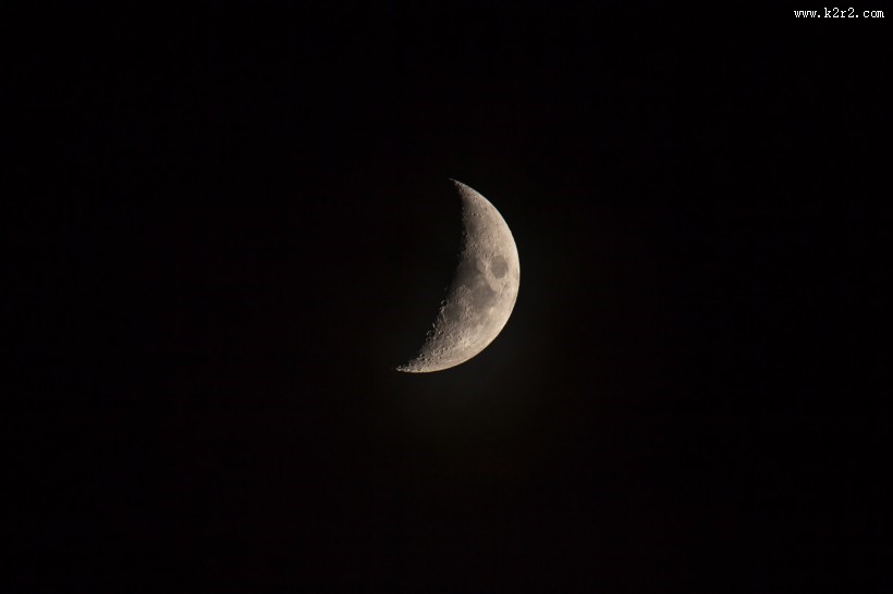 一轮残月图片