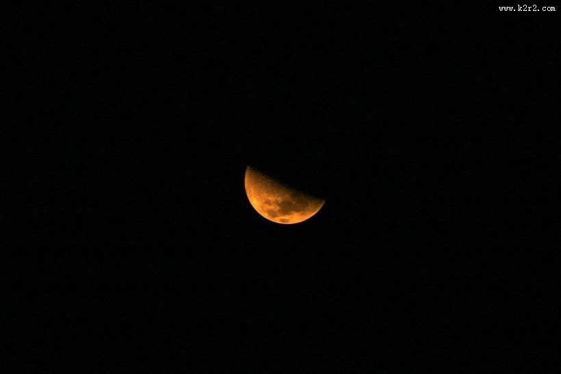 一轮残月图片