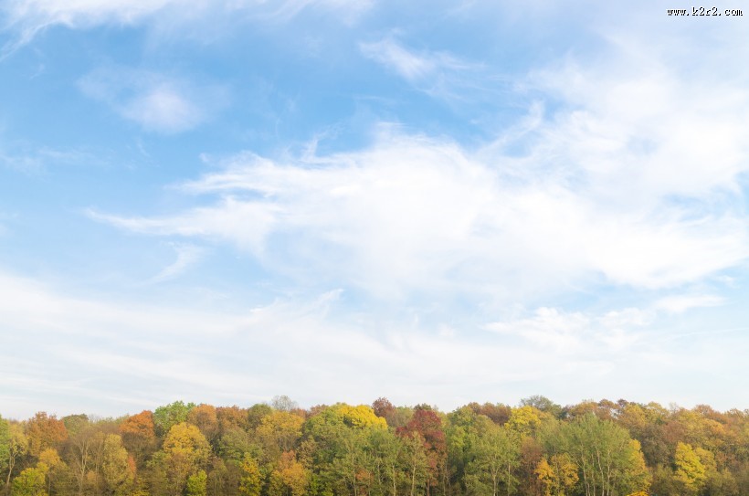田野上空的蓝天白云图片大全